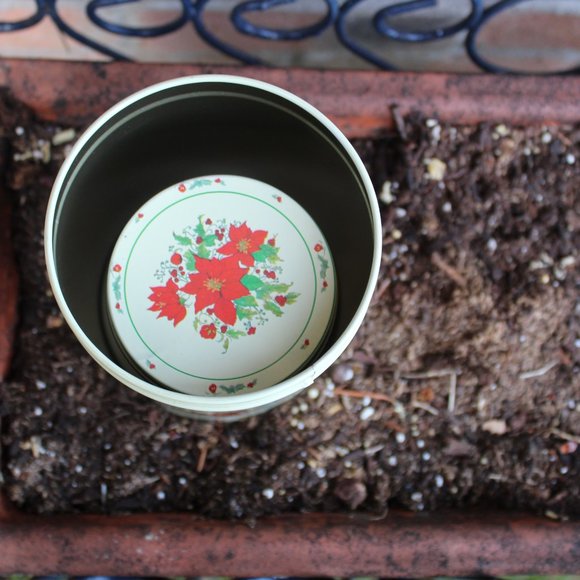 Hartin International Vintage holiday nesting tins pair of 2 - poinsettias - Picture 10 of 11